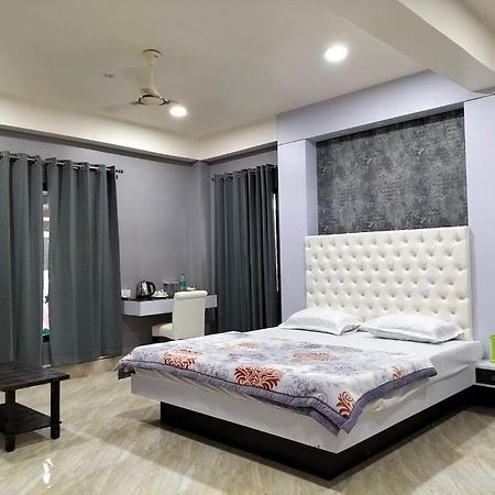 Radiant Club & Resort 因帕尔 外观 照片